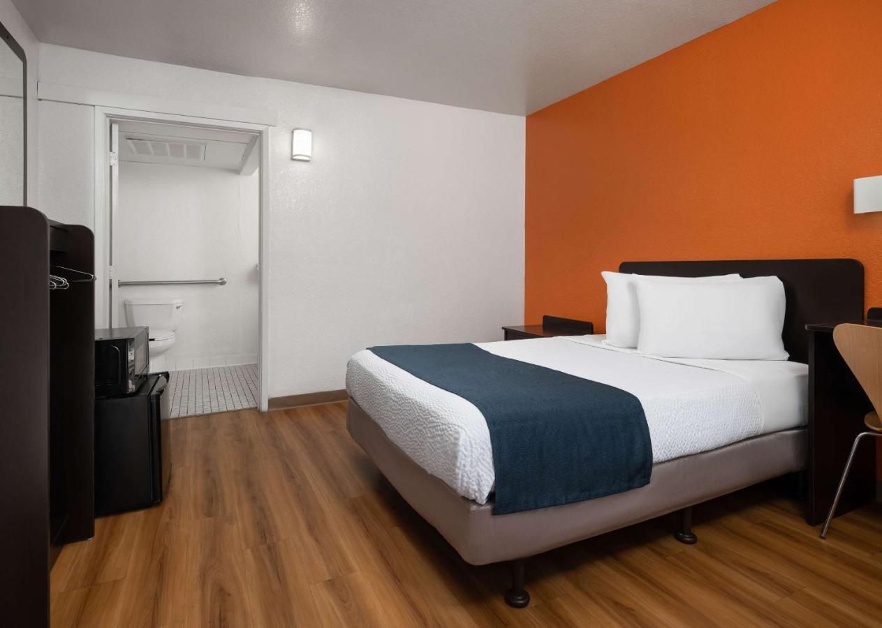 6-carpinteria, Ca - Santa Barbara - North Hotel